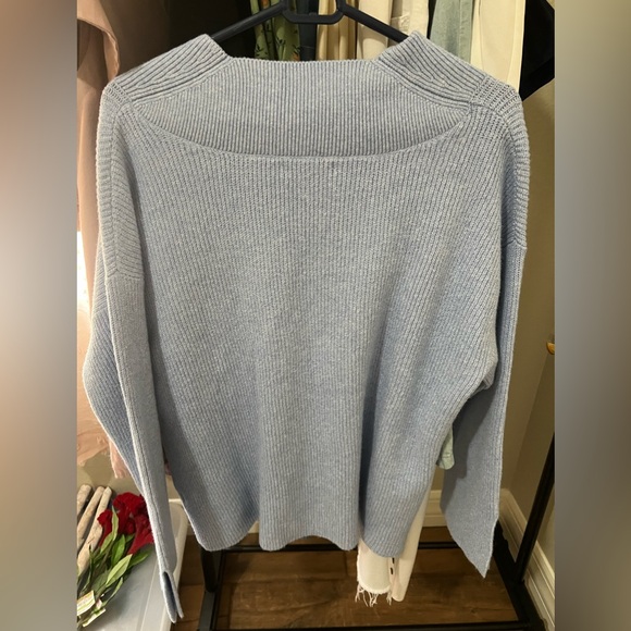 NWT Banana Republic ladies vneck cashmere sweater Color sky blue size Large - Picture 3 of 4
